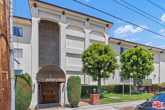 Building Photo - 12801 Moorpark St