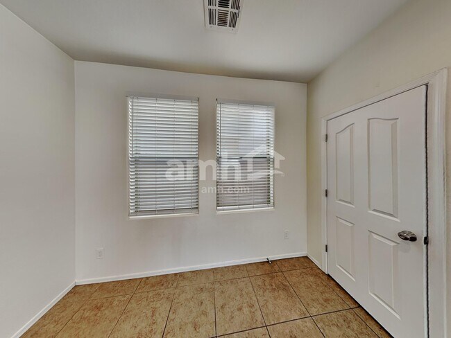 Foto del edificio - 3282 E Oakland St