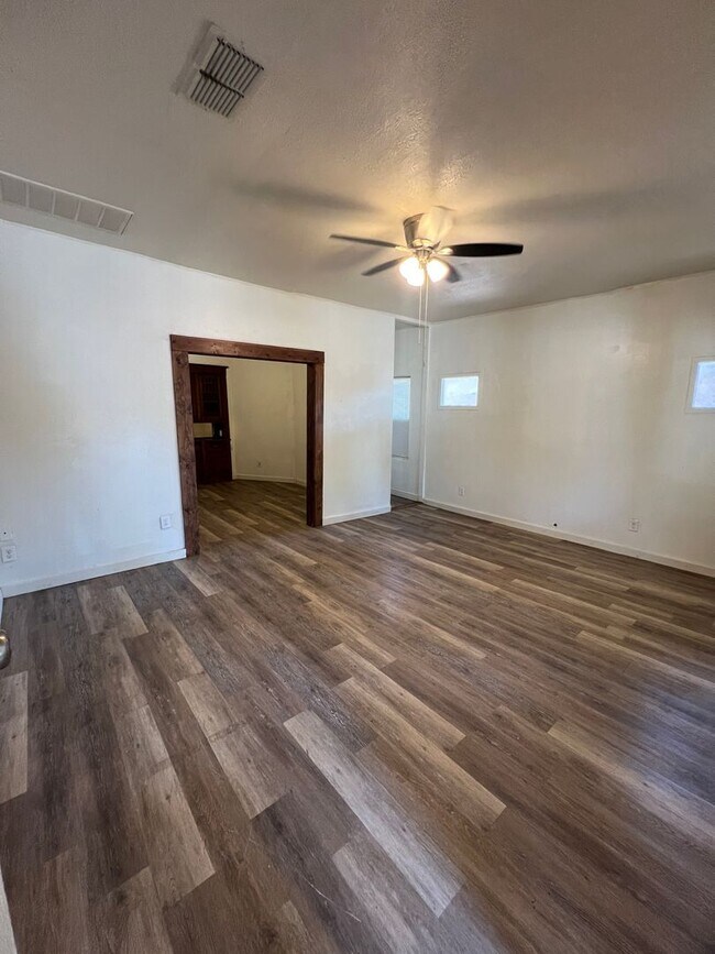 Foto del edificio - Available NOW!