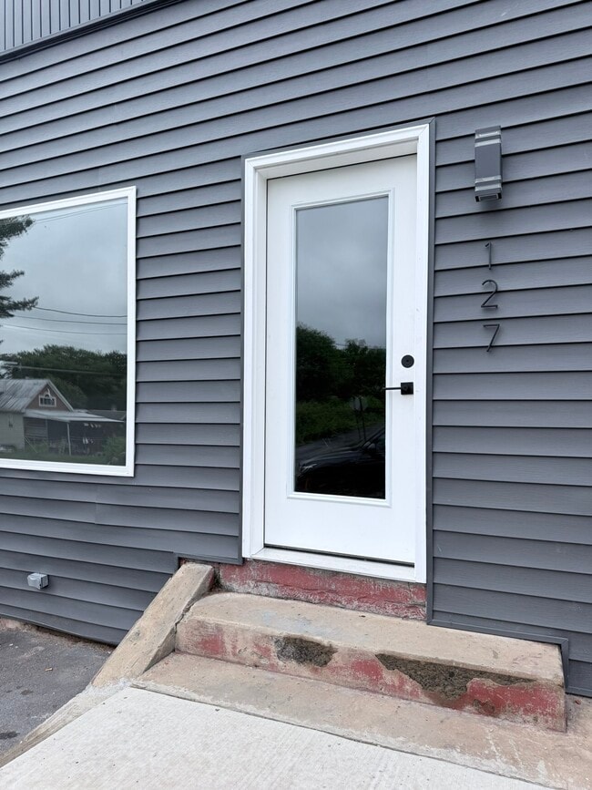 Building Photo - 127 Susanna St