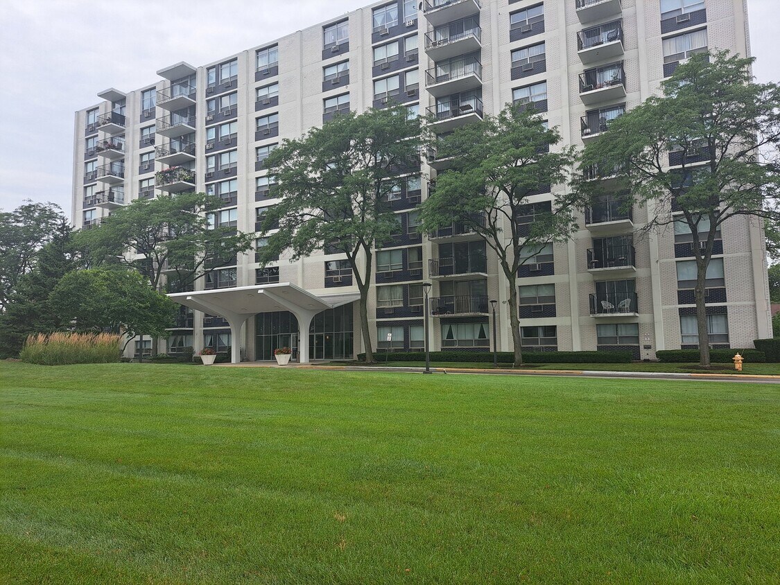 Primary Photo - 9009 W Golf Rd