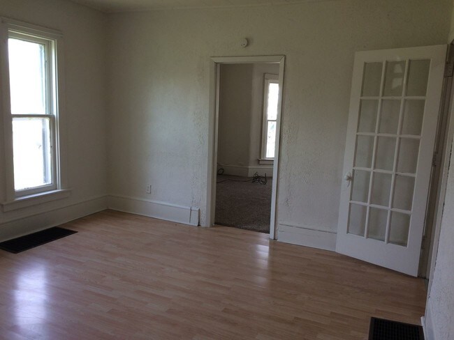 Building Photo - 3 br, 2 bath House - 231 W. Mason St.