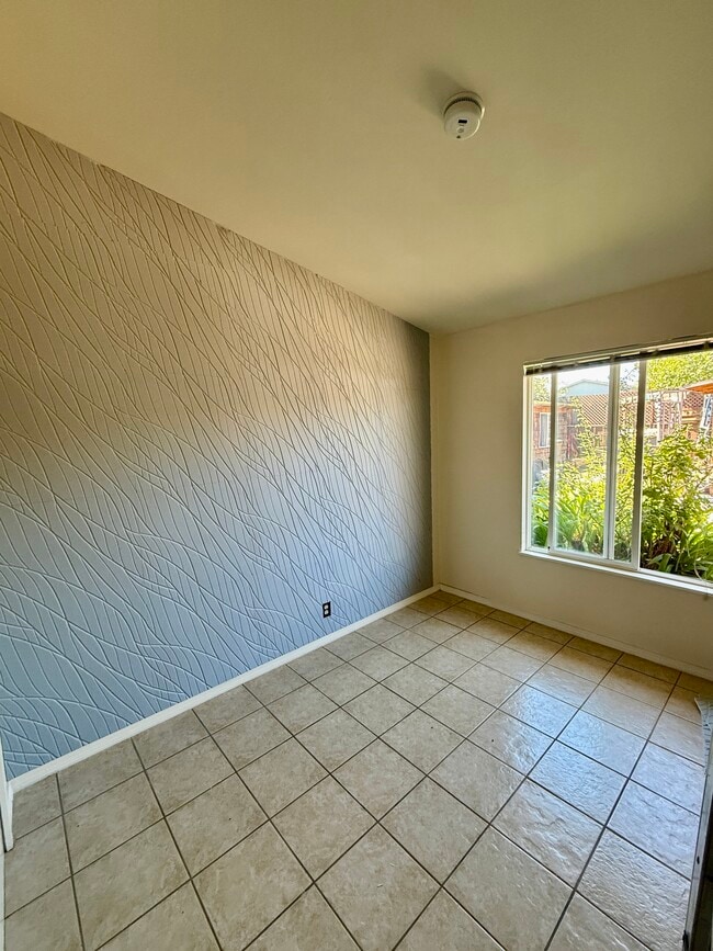 Building Photo - 605 Rosal Way