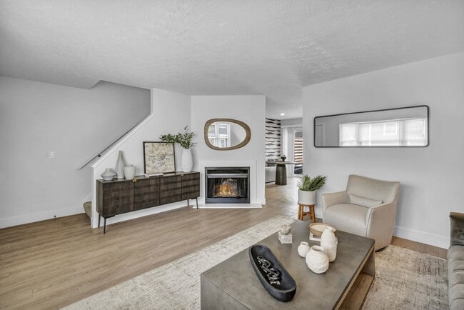 Diamond Townhome - Cozy Wood-Burning Fireplace - Dublin Park Rental Townhomes