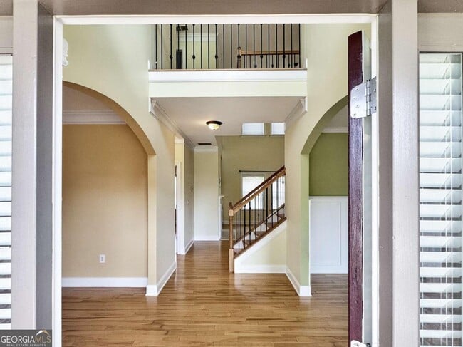 Building Photo - 2435 Manor View