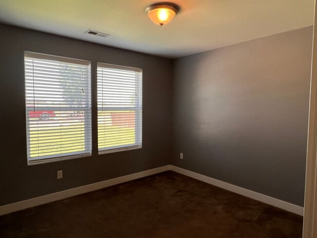 Building Photo - Private location in Crossroad Neighborhood!