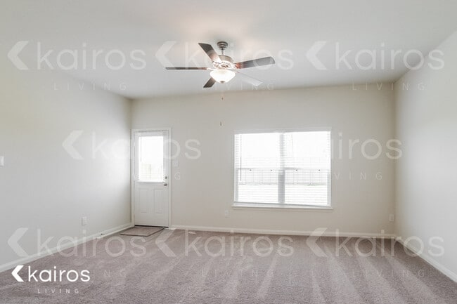 Building Photo - 10730 Hillside Creek Dr