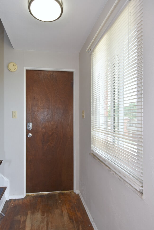 Front Unit Entry - 3152 Glendale Ave
