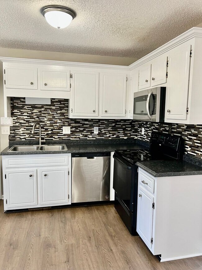 Building Photo - Newly Renovated Home Off Trenton Rd!