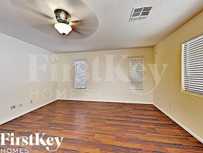 Foto del edificio - 12615 West Windsor Boulevard