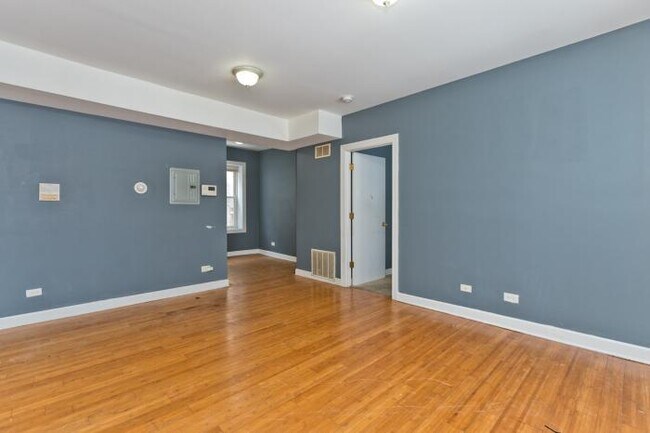 Building Photo - 1 bedroom in Chicago IL 60624