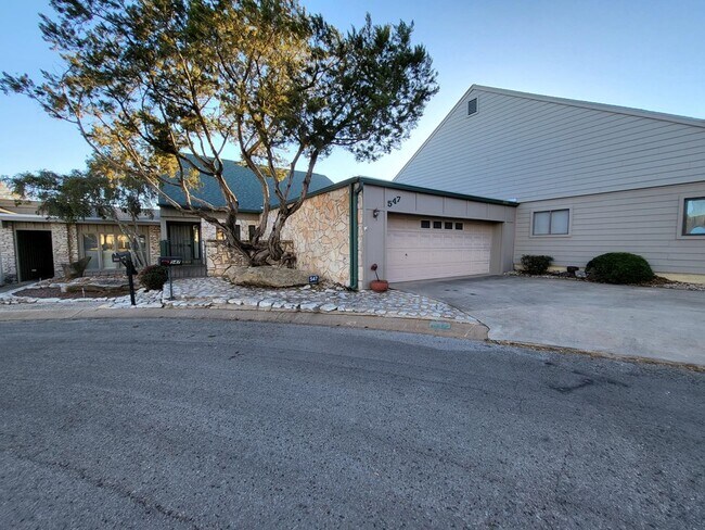 Foto del edificio - 547 Fairway Dr