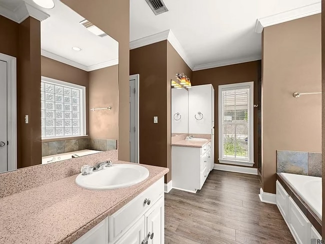 Building Photo - 5175 Floynell Dr