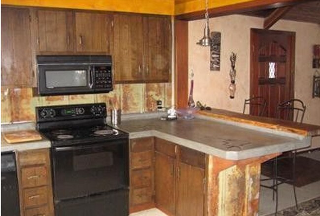 Building Photo - Charming 3-Bedroom Home on Half-Acre in Sk...