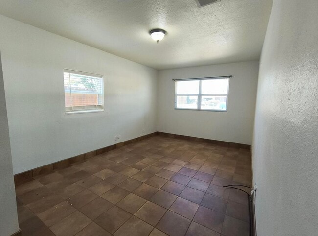 Building Photo - 4 bedroom 2 bath College Hills Add home wi...