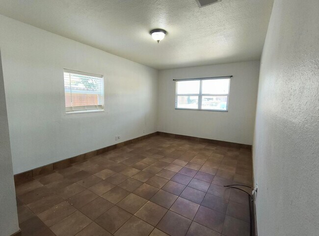 Foto del edificio - 4 bedroom 2 bath College Hills Add home wi...