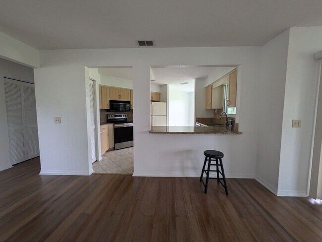 Building Photo - 2 Bedroom 2 Bath Maintenance Free Villa in...