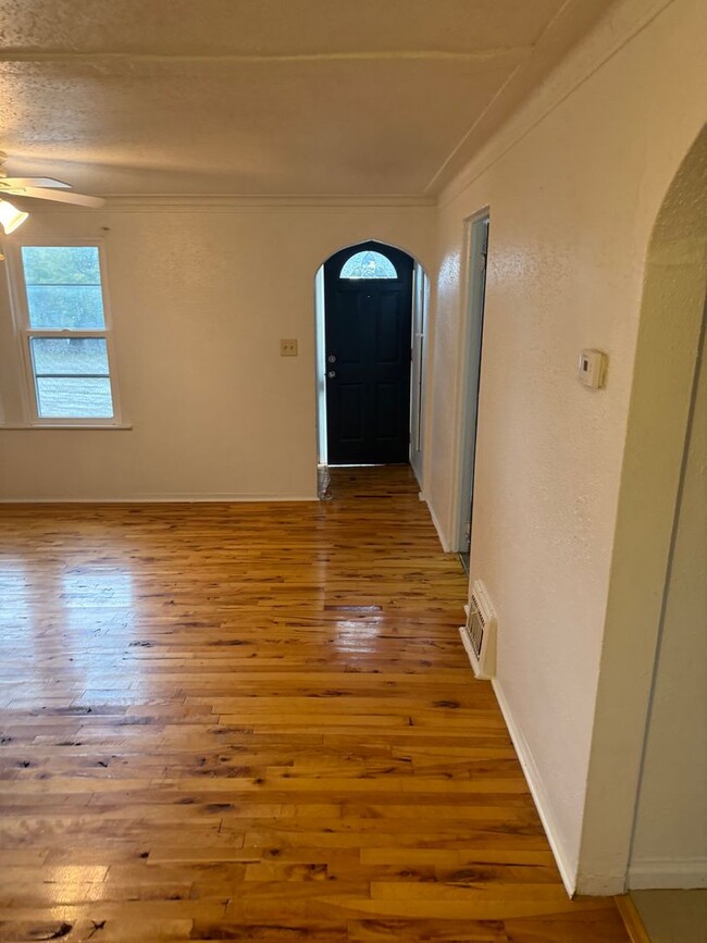 Building Photo - Nice 3 Bedroom Home! Limited Time Rent Spe...