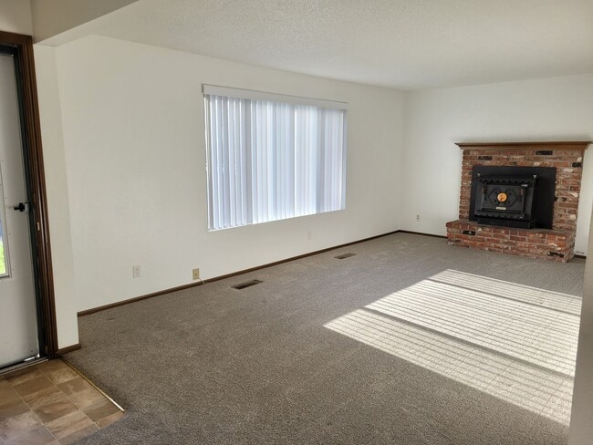 Building Photo - 4645 Reimann St NE