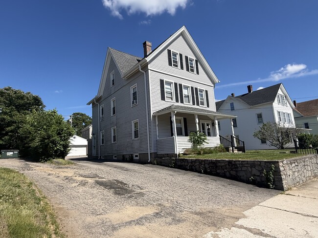 Front of house with driveway. - 11 Summer St
