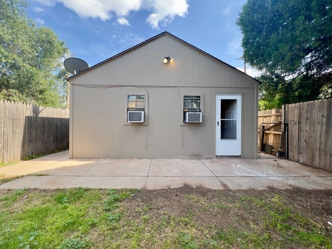 Building Photo - 1/1 Back Available House near Texas Tech