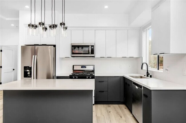 Building Photo - 1862 Echo Park Ave