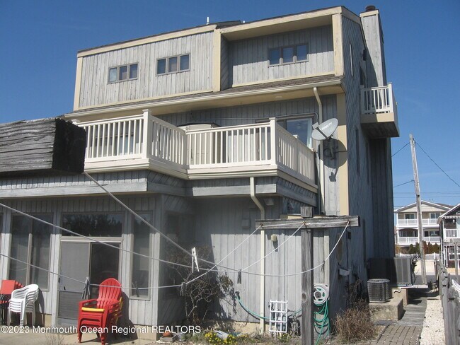 Building Photo - 31 13th Ave