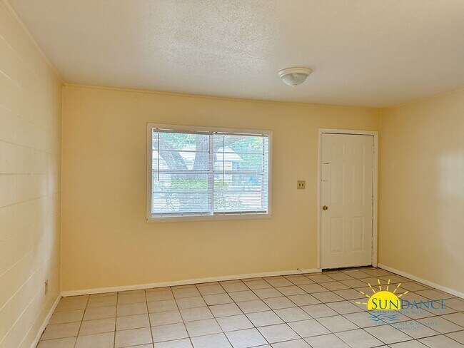 Building Photo - Newly Painted 2 Bedroom Home in Fort Walto...