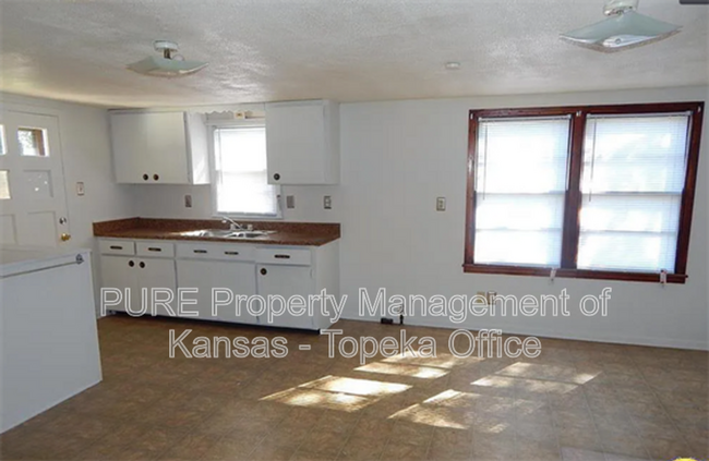 Building Photo - 2332 SE Kentucky Ave