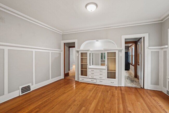 Foto del edificio - Rare 2 bedroom Lower