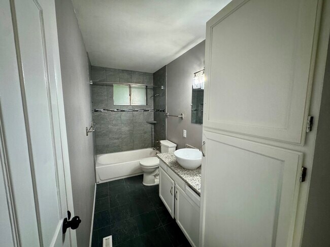 Building Photo - 4228 Gatewood Dr