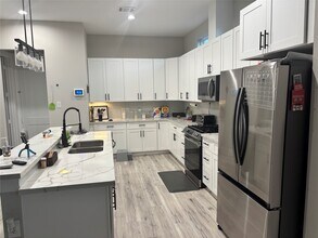 Building Photo - 6831 Paris St