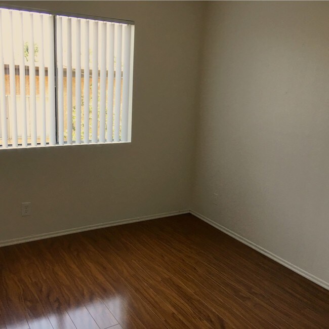Foto del edificio - 7507 Woodman Ave
