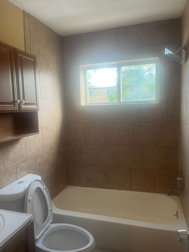 Building Photo - 2 Bedroom Townhome - Bedford