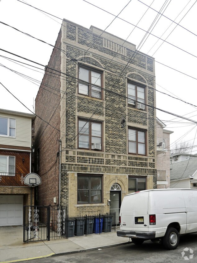 Foto principal - 69 Webster Ave