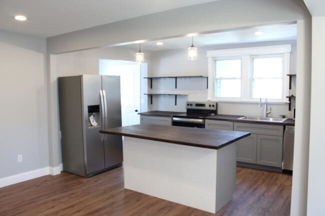 Building Photo - 115 N Central Ave