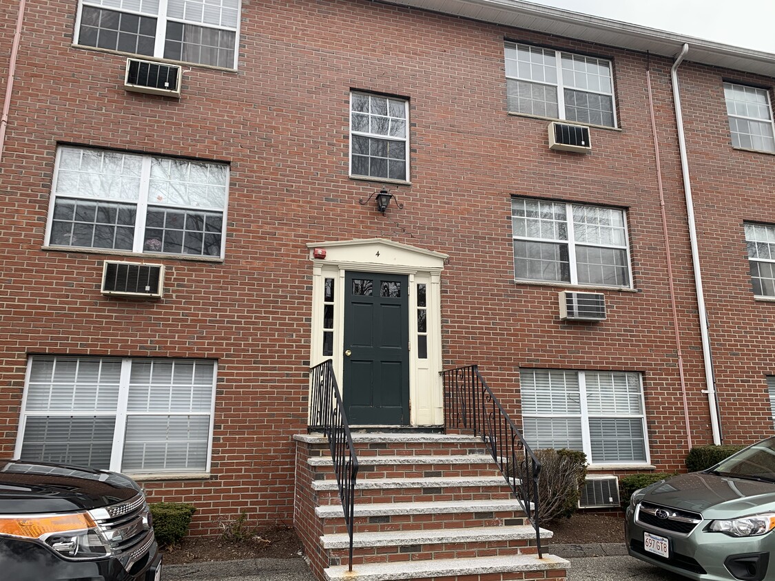 Primary Photo - 5 Viking Ct