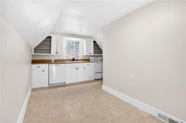 Building Photo - 613 Pelham Rd NE
