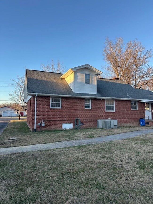 Building Photo - Andersonville 37705 - 4 bedroom, 2 bath home - Contact Kenna Stephens (865) 604-4635