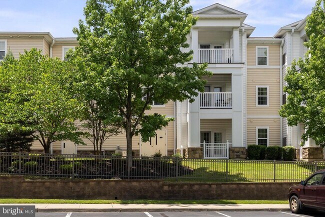 Building Photo - 170 E Greentree Rd
