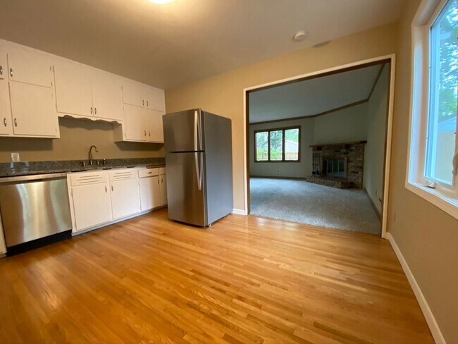 Building Photo - 3 br, 1 bath House - 163 Roselawn Ave E