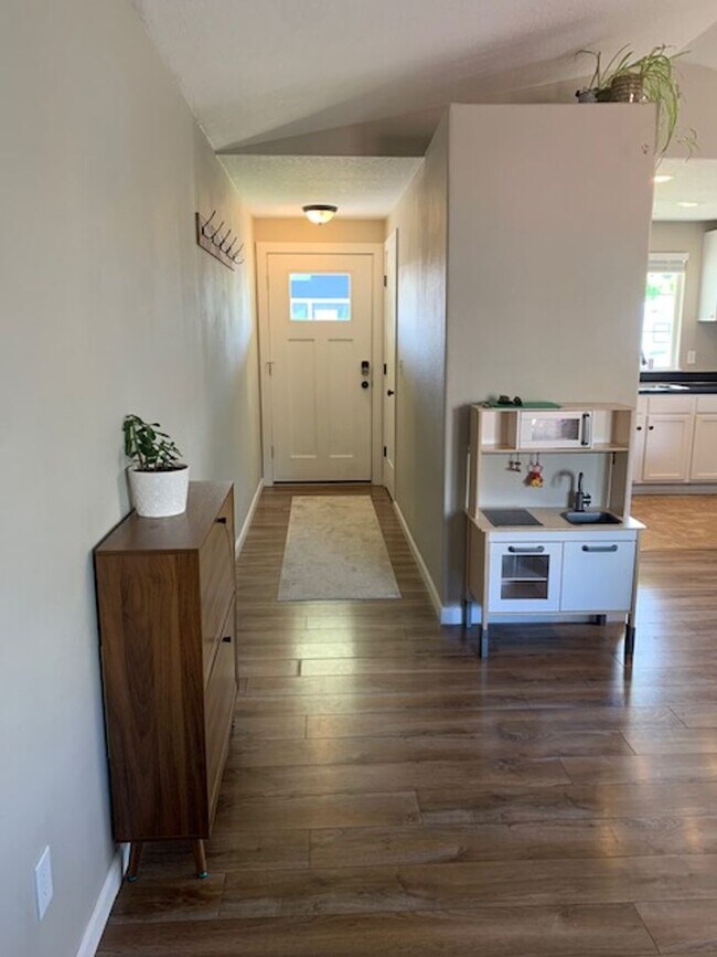 Foto del edificio - $2,600 - Beautifully-maintained single level Ranch-style Three Bedrooms, Two Baths home Ready To ...