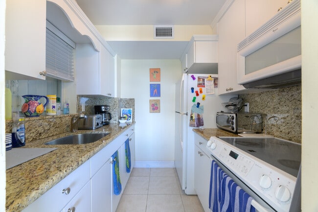 Building Photo - 2565 S Ocean Blvd