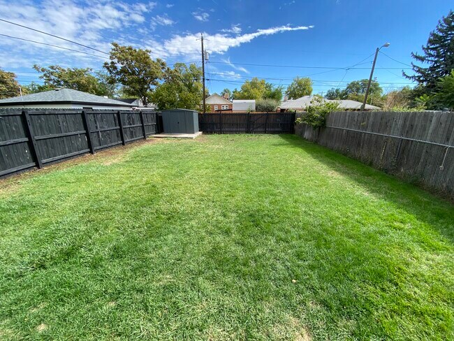 Private fenced Backyard - 2212 Perry St