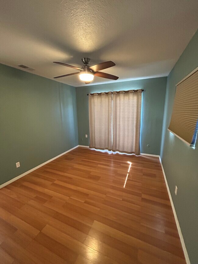 Dormitorio, con mucha luz. - 621 5th St