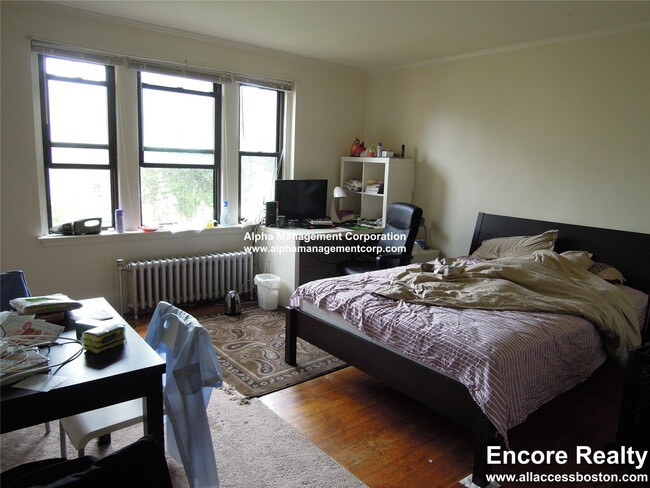 Building Photo - 349 Pleasant St