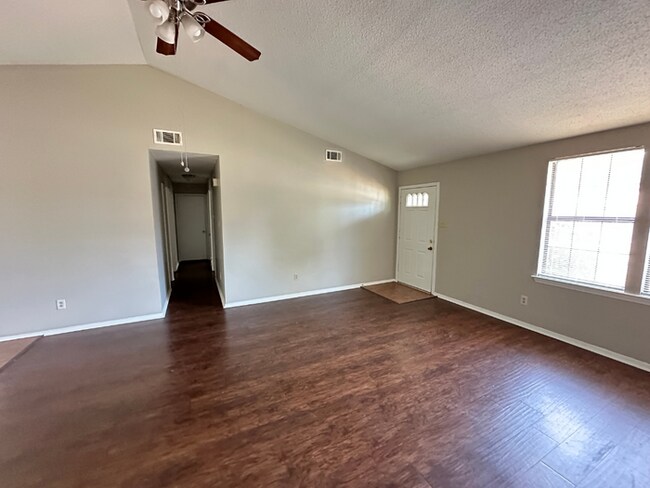 Foto del edificio - 3BR/2BA Memphis Rental with 1-Car Garage, Vaulted Ceilings & Tile Kitchen