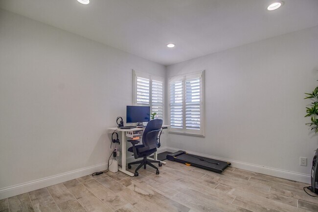Building Photo - 4772 Aragon Dr