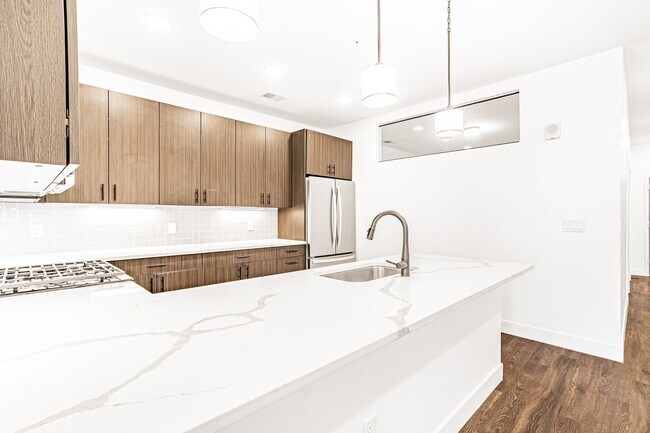 Foto del edificio - Modern Elegance with Downtown Views: 2-Bed...