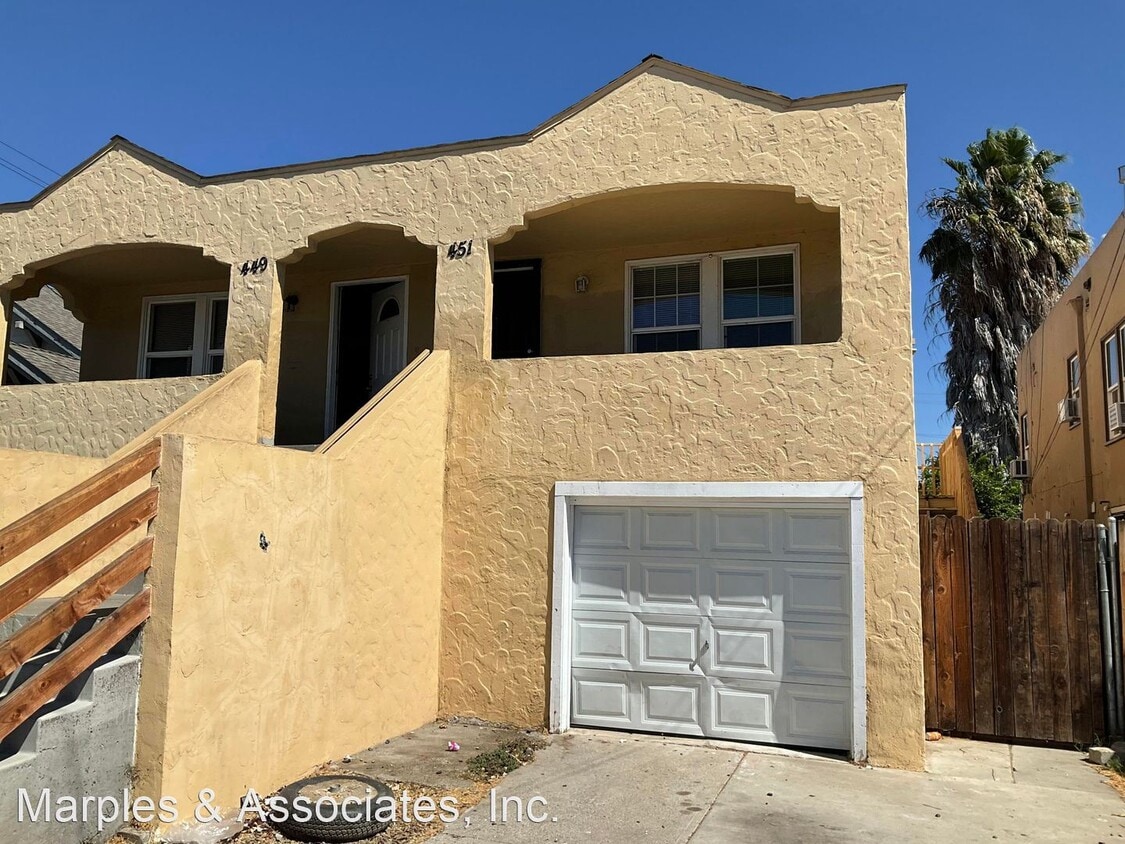 Foto principal - 4 br, 2 bath House - 451 E. 9th Street